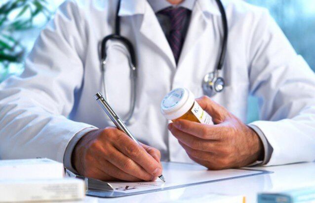 Der Urologe verschreibt die Behandlung von Prostatitis mit Medikamenten. 
